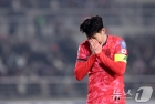손흥민, 업혀나가는 이강인 보며... 간절히 바랐다 &quot;큰 부상 아니길&quot; [고양 현장]