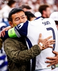 아버지 품에 안겨 펑펑 운 손흥민→해외도 '감동'... 축구팬들 &quot;정말 멋진 장면&quot;