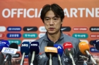 '11회 연속 WC 본선행' 홍명보 감독, 꽃다발 귀국 &quot;정몽규 회장님 비롯한 모든 분 감사... 북중미행 열망 강했다&quot; [인천 현장]