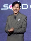 5년간 '오징어 게임' 이끈 이정재 &quot;황동혁 감독 대단..함께 해준 모든 분들 감사&quot;