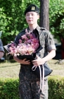 지민, 전역 축하 꽃다발안고[★포토]