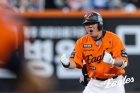 33일 만의 한화 1위 탈환, 묵묵히 배트 휘두르던 '타율 1할' 베테랑 포효 있어 더 반가웠다
