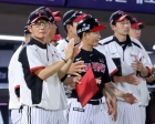 [★화보]'3-2 승리 자축하는 염경엽 감독과 LG 선수들'