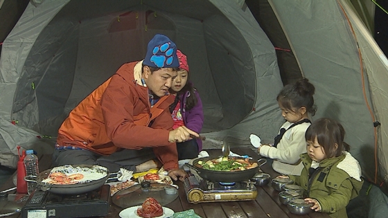 아빠 어디가 정웅인, 세 딸과 캠핑 오순도순 - 스타뉴스