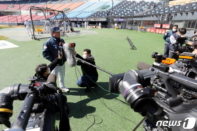 [分享] 韓職本季將強制裁判及壘指配戴麥克風