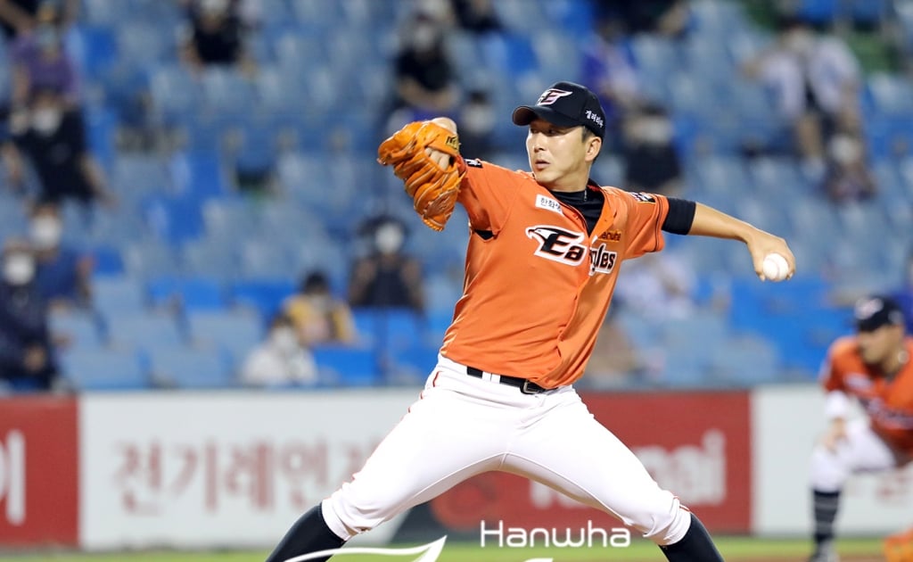 대전리뷰] '정우람 진땀 세이브' 한화, 삼성에 3 2 승리! 싹쓸이 면했다   스타뉴스