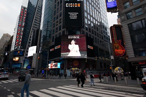 Jeon Hyosung, wearing Hanbok, appeared in Times Square in the US “Our History and Culture”-Star News