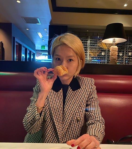 이진, 뉴욕서 식사도 화려하게..넷이서 6인분[스타IN★] - 스타뉴스