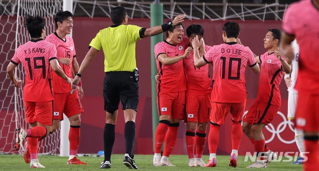 도쿄 축구 '이동경-이강인 골' 한국, '자책골+퇴장 ...