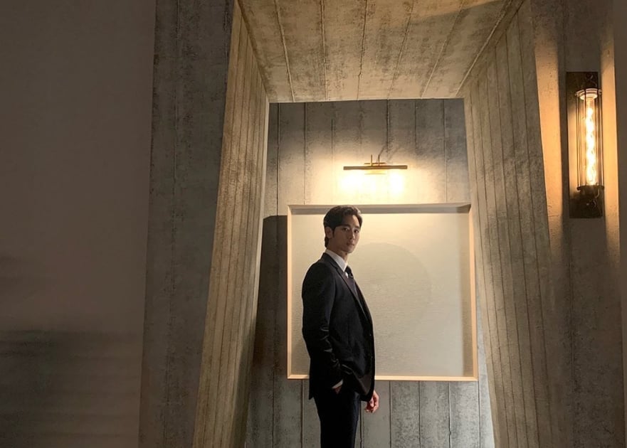 김수현, 서있기만 해도 후광 아우라..이런 美친 수트핏 [스타IN★]- 스타뉴스