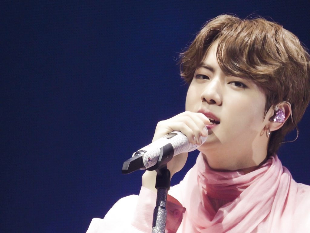 방탄소년단 진 솔로곡 'Moon' 3주년..전 세계 축하 물결 | 스타뉴스