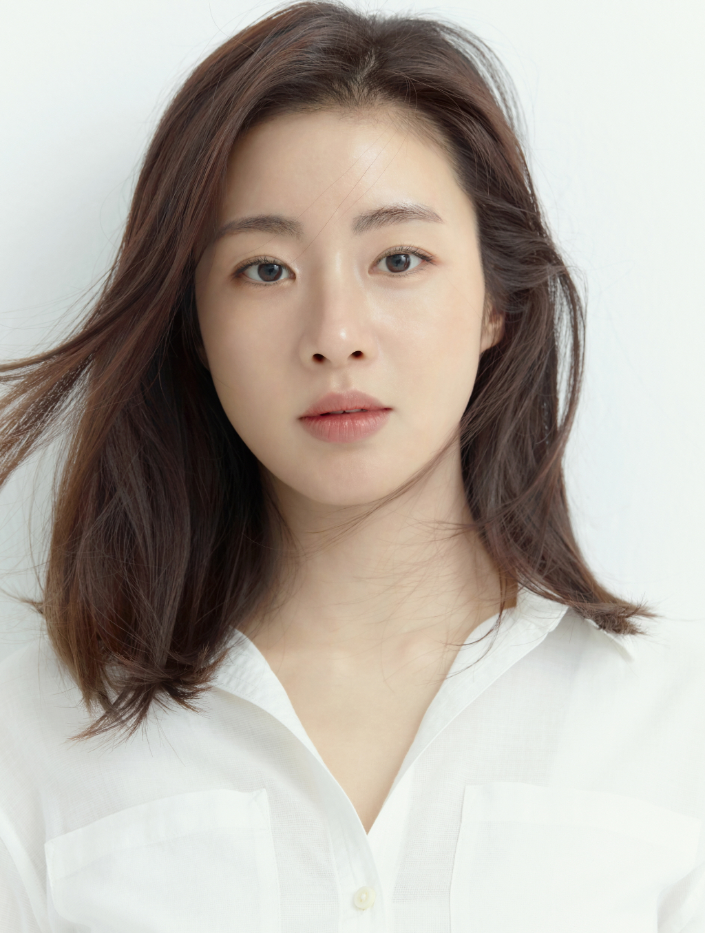 강소라 화이트 셔츠 인터뷰 초상