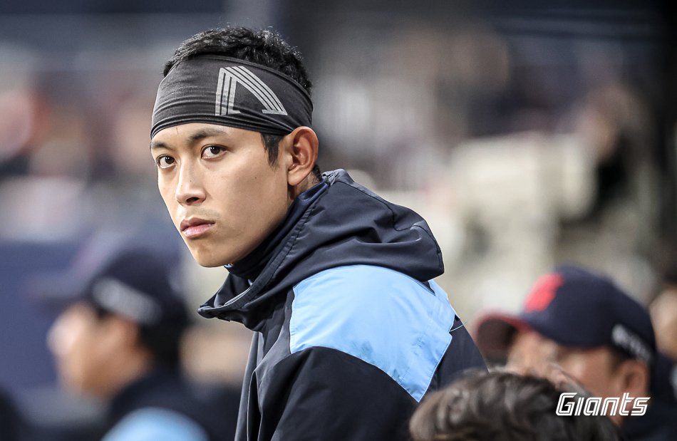 Navigating Controversy: Hwang Seong-bin Shines on the Field in the ...