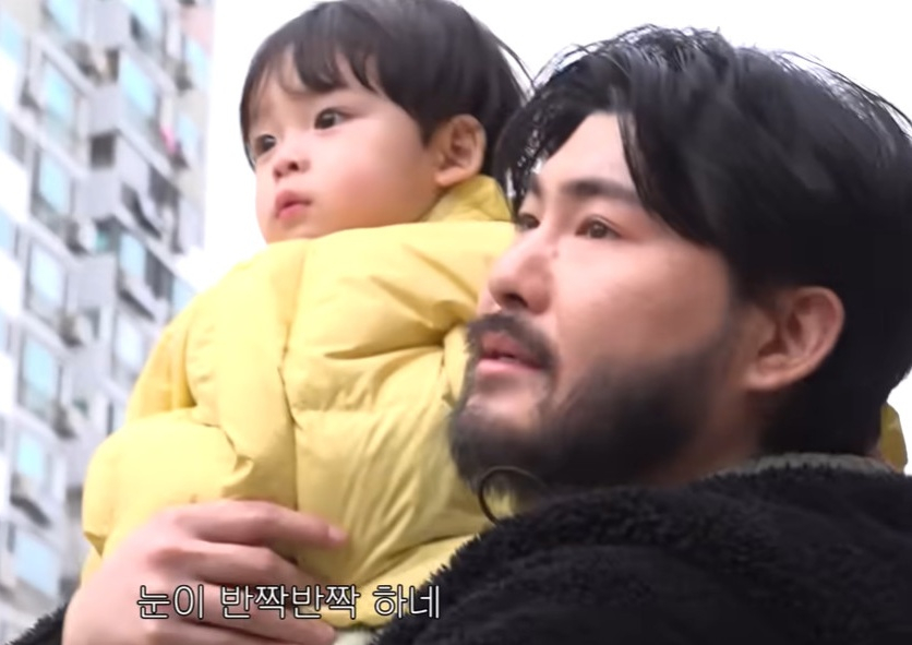 천만 뷰 '국민 아기' 탄생..'이진 유튜브 아빠' 카더가든, 본업 컴백 [공식] | 스타뉴스