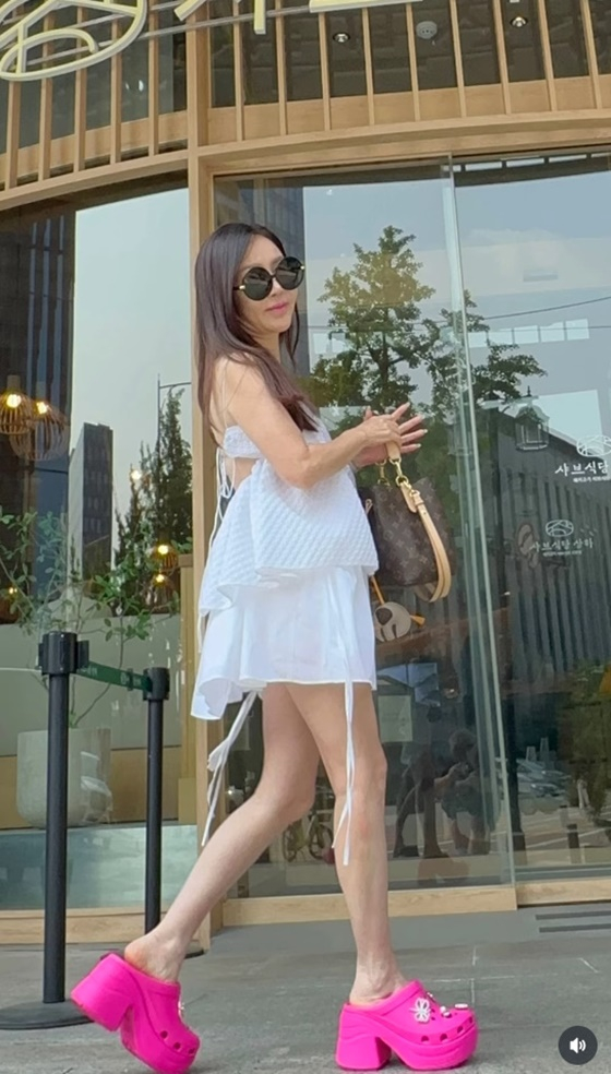 '62세' 박준금, 명품 휘감고 핫핑크 크록스까지..'60대 제니'란 이런 것 [스타이슈]