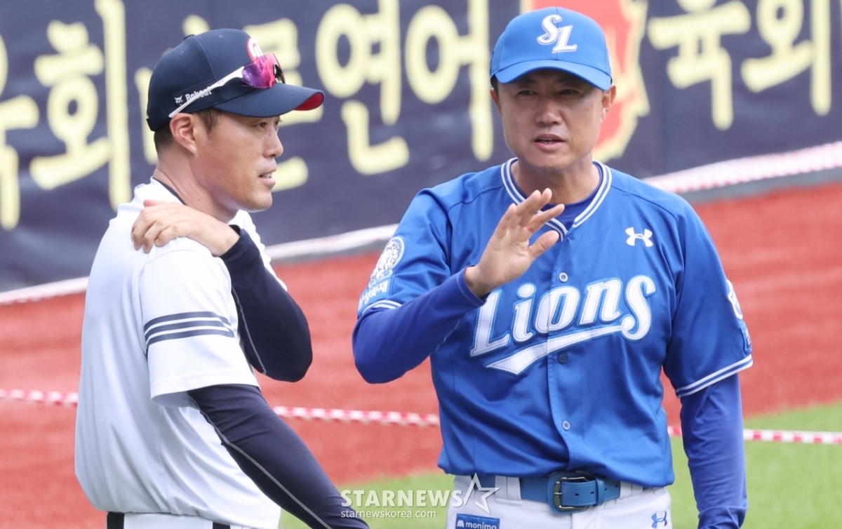 잠실에서 인사 나누는 두산·삼성 코치진