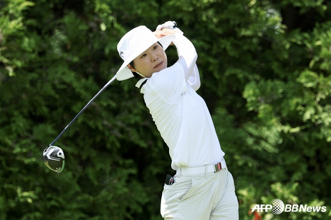 '인생은 새옹지마' 후원사 잃은 이소미, 합작 우승→2R 선두... 메이저서 또 사고 칠까 [LPGA]