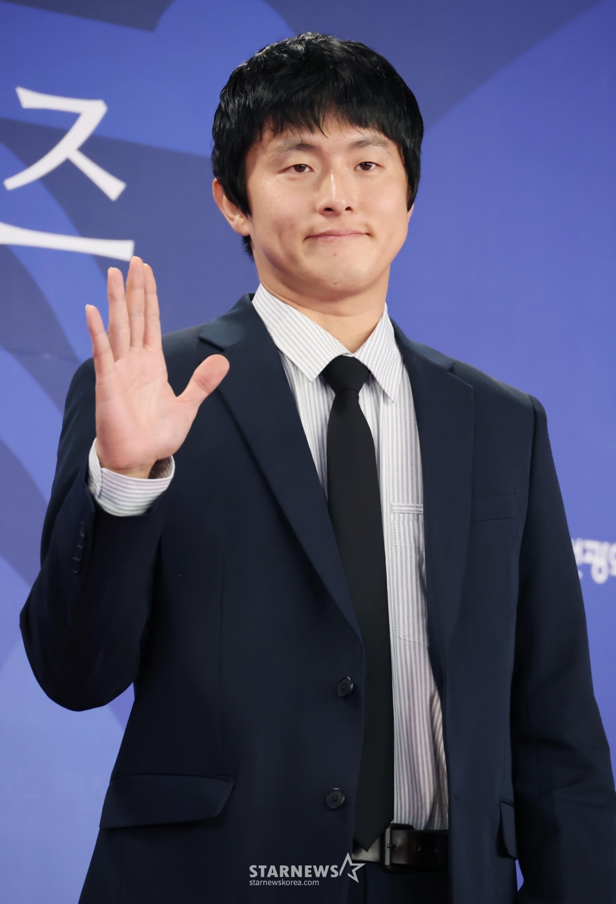 청룡시리즈어워즈 행사에서 손을 들어 인사하는 기안84