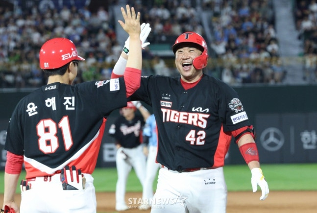 7회 결승 2타점 적시타 직후 환호하는 김태군