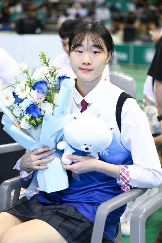 Lee Ga-hyun in Shinhan Bank uniform