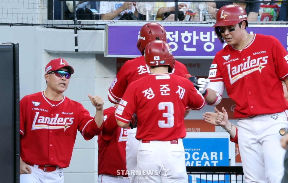 홈인 후 동료들과 하이파이브
