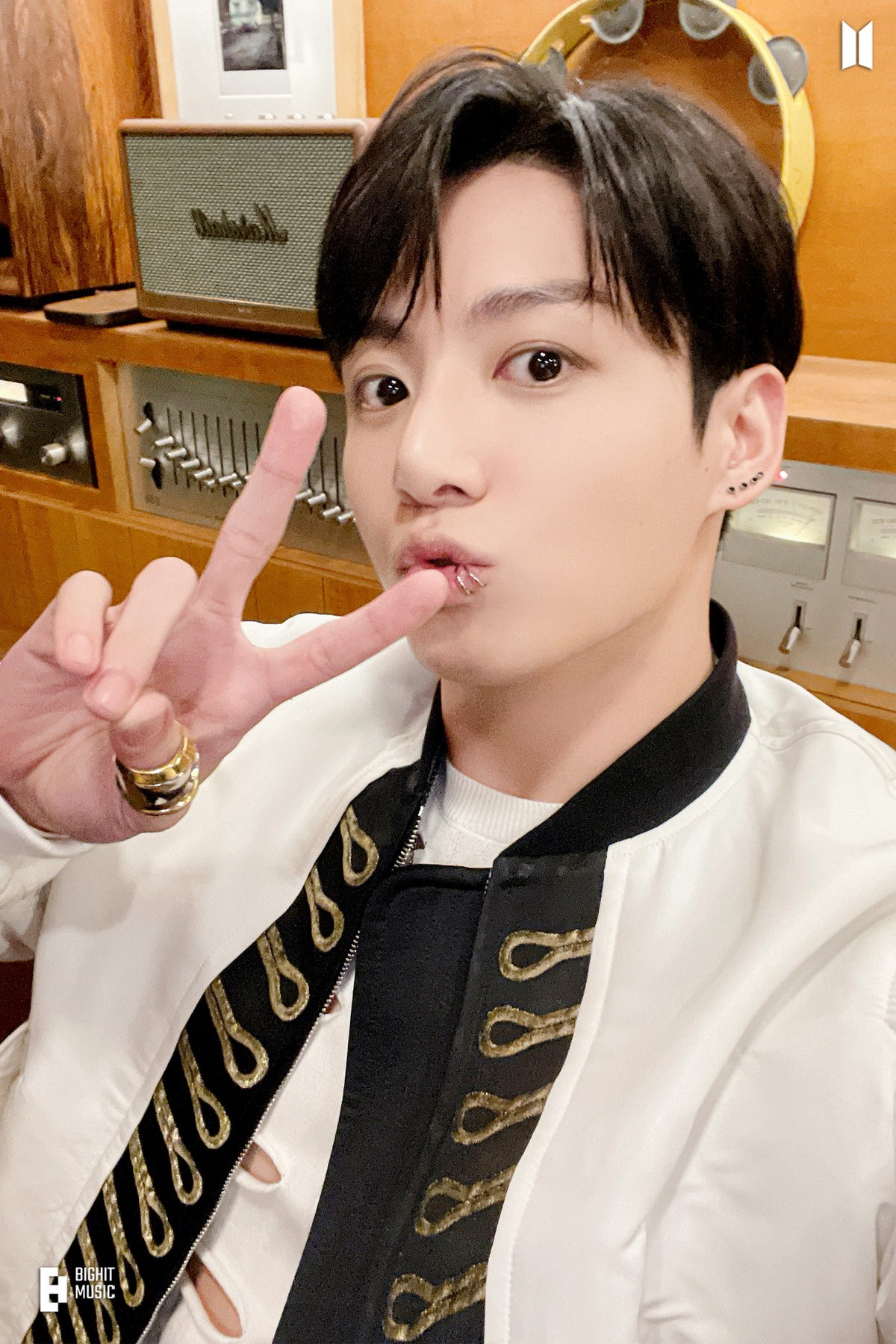 리온‪‪‪‪❤︎‬뷔‪‪❤︎‬정국*° BTS 뷔, 정국 무릎 위에서 코에 휴지 꽂고 '찰칵'…엉망진창' 근황