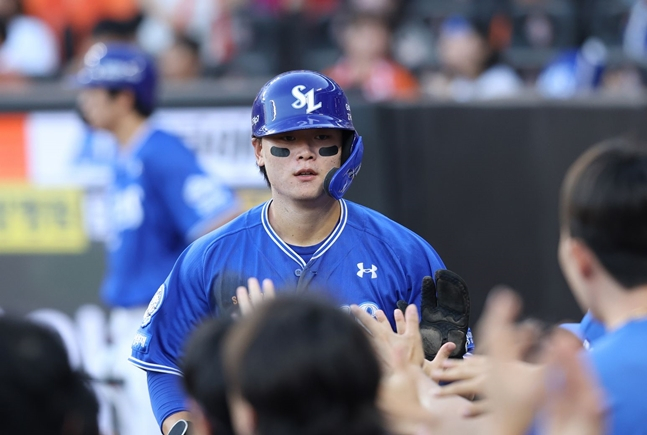 더그아웃으로 들어오는 박승규