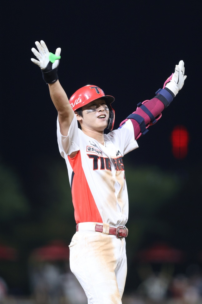 Park Chan-ho celebrating a three-RBI hit