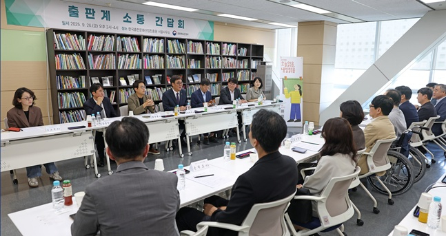 "출판은 K-콘텐츠의 뿌리" 최휘영 문체부 장관, 출판계 현장 간담회 개... - 뉴스 썸네일 이미지