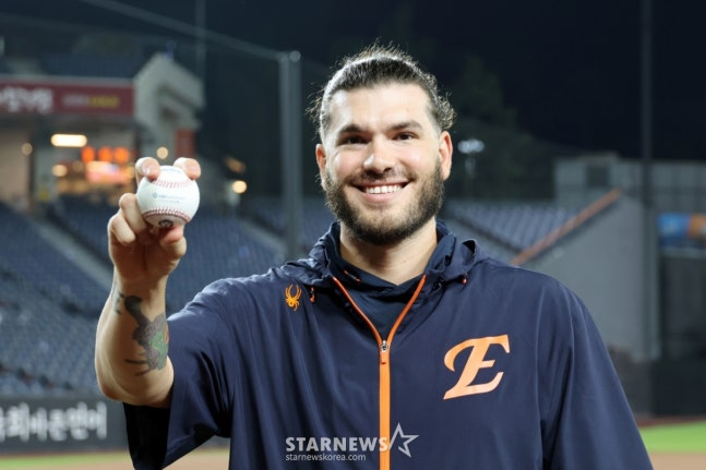 류현진도 못 한 대기록이었는데... 폰세만이 가능했던 한화 새 역사, 가을비에 '시도조차' 못하고 끝났다