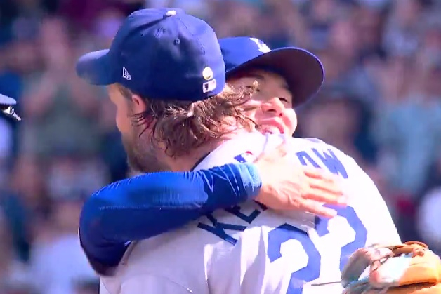 '레전드' 커쇼와 김혜성 뜨거운 포옹, 120일 만의 홈런포가 그대로 결승타→전설 가는 길 화려한 배웅