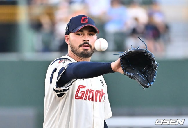 "팔꿈치 아파 못 던진다" 등판 앞두고 깜짝 고백, 명장은 "참고 던졌던 것 같다"... 끝까지 다사다난한 롯데