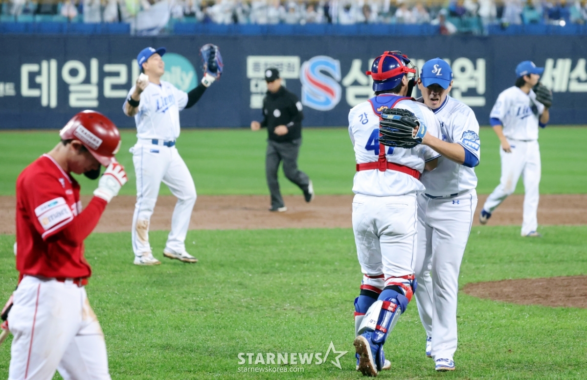 세이브 후 포수 강민호와 포옹하는 김재윤