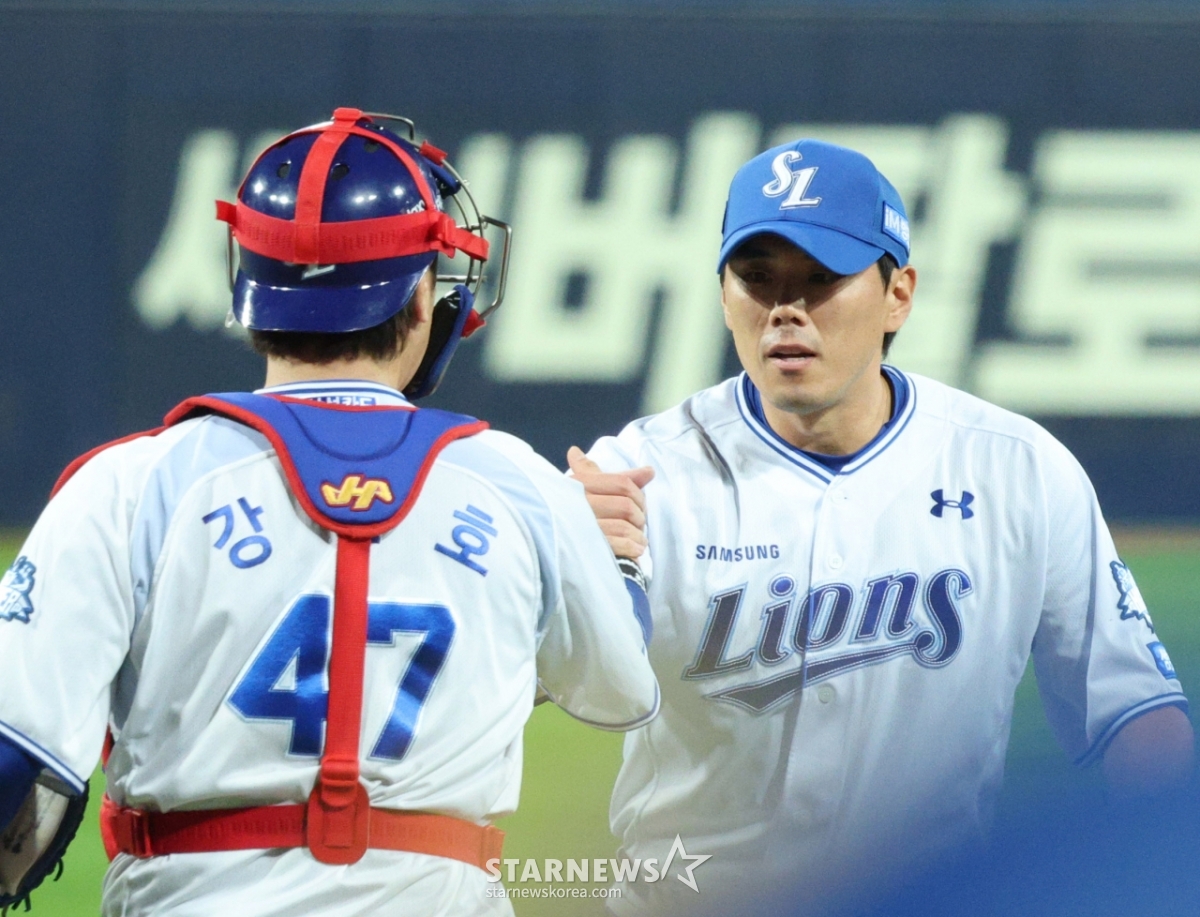 포스트시즌 세이브 후 포수와 환호하는 김재윤