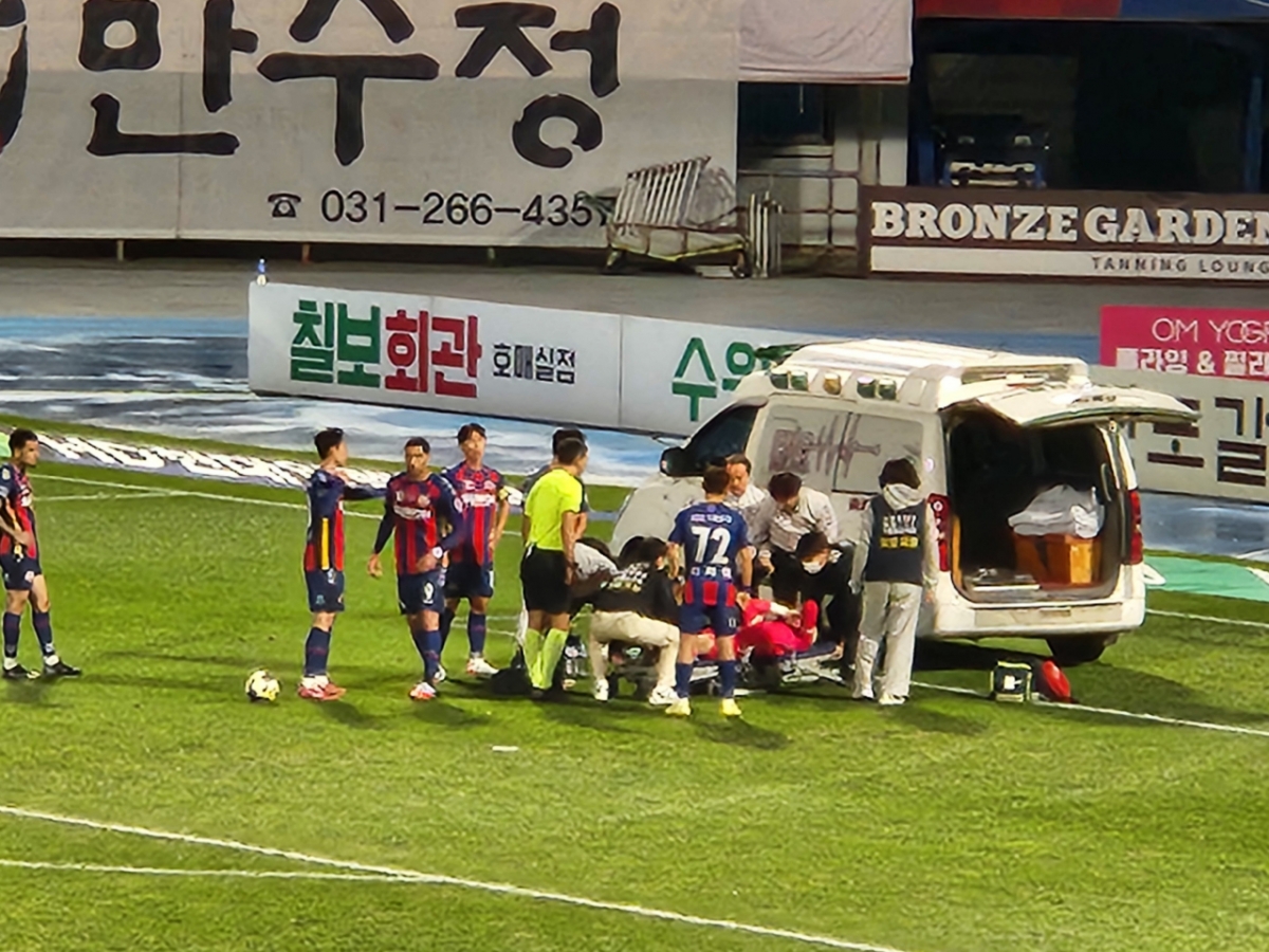 '아찔' 머리 걷어차인 03년생 GK, 경기 중 구급차 후송 "의식은 있었지만... 균형을 잡질 못했다"