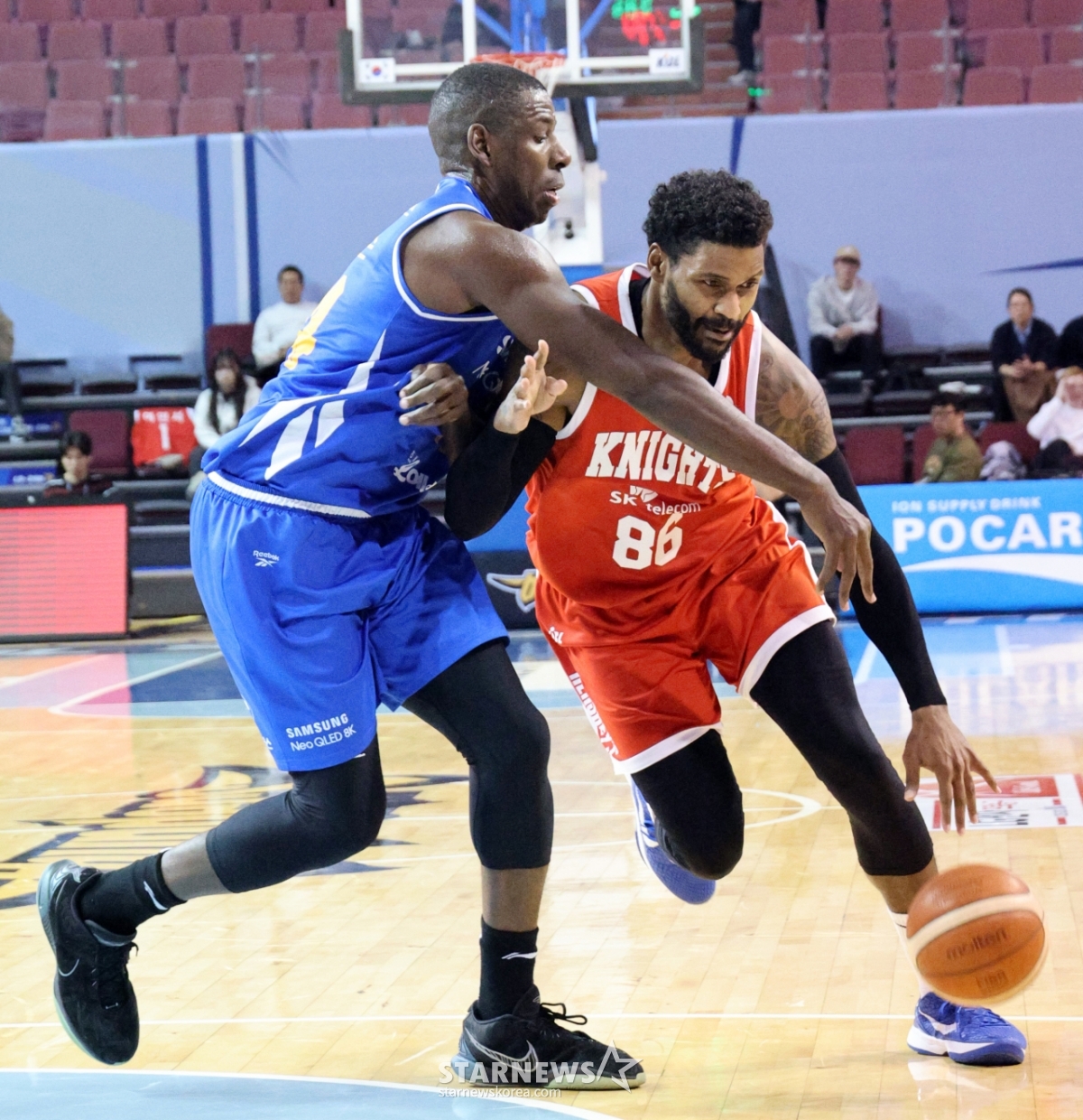 [포토] '니콜슨과 힘겨운 드리블' 먼로