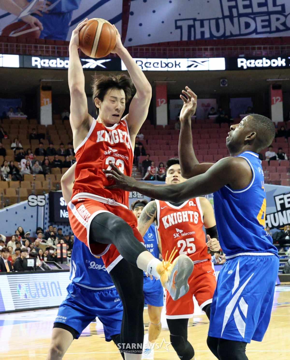[포토] '니콜슨 따돌리며 리바운드' 김형빈