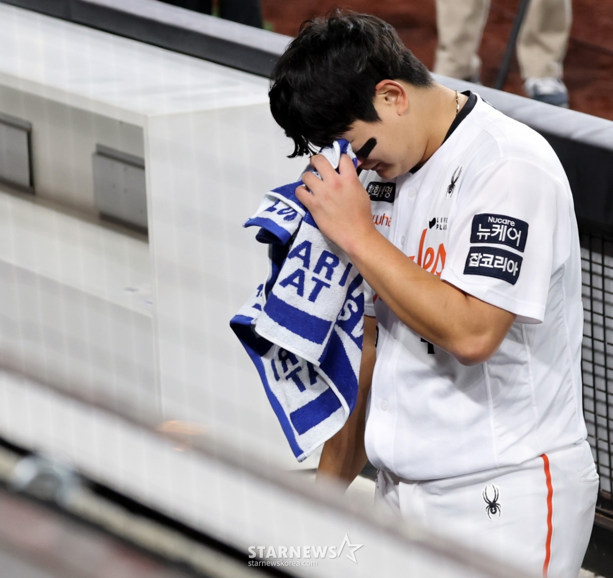 [영상]3차전 끝나고 수많은 팬들 지켜보는 가운데 '눈물샘 터진' 김서현