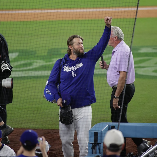 '레전드' 커쇼 이제 정말 이별이다, 홈 마지막 경기 LAD 팬 대환호→손 들어 화답했다 [WS]