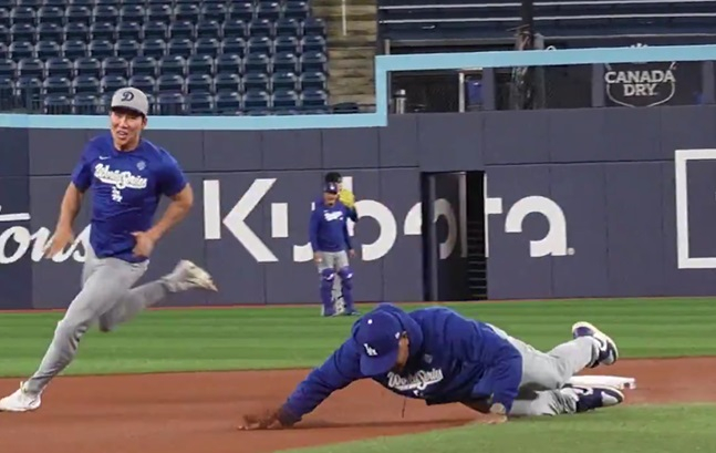 '왜' 김혜성 앞에서, 천하의 로버츠 감독이 땅에 처박혔나... 그야말로 大망신, 그라운드 폭소 도가니