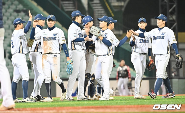 NC 가을리그 정상 등극! '디펜딩 챔피언' 롯데 꺾고 설욕... '고교생' 신재인 5안타 맹폭격 [울산 현장리뷰]