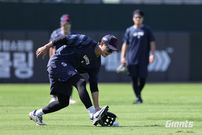 롯데 18홈런 3루수→왜 외야 글러브 꼈나, 알고보니 절박함의 표현 "한 경기라도 더 나가려고" [울산 현장인터뷰]