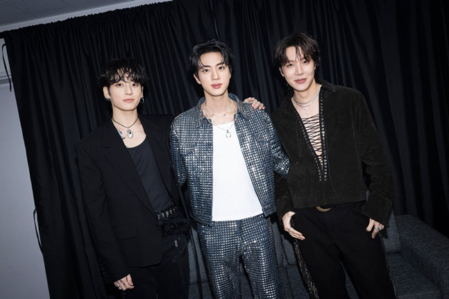 "정국 솔로투어 암시?"진 앵콜 콘서트에 '골든' 마이크+이어폰으로 라이브, 글로벌팬 들썩 [K-EYES]