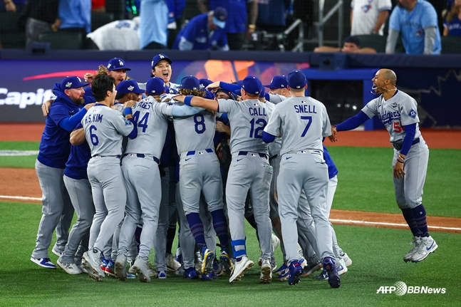 '야마모토 2⅔이닝 역투+스미스 결승포' LAD, TOR 꺾고 WS 2연패! 김혜성도 대수비 '피날레'