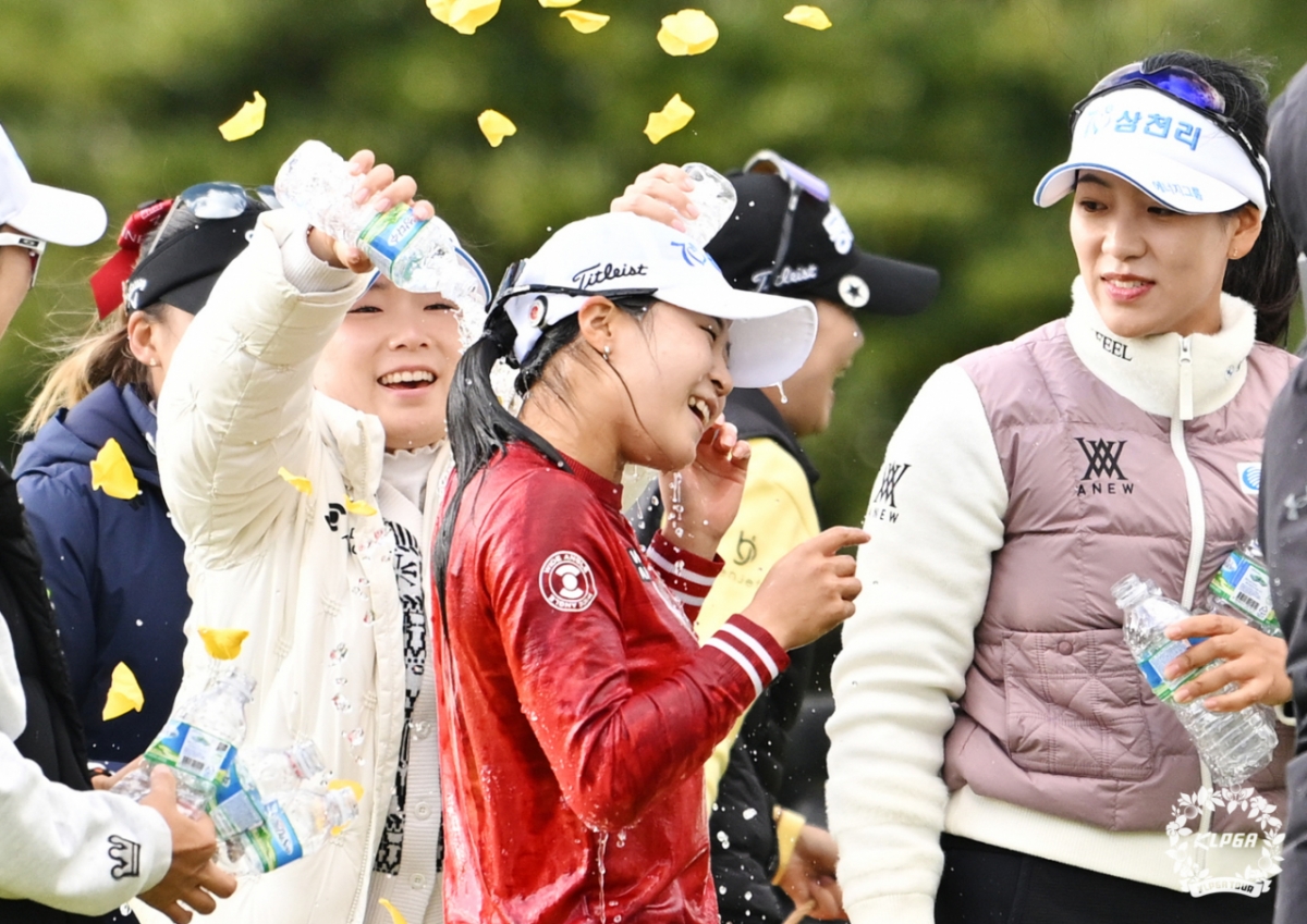 '제주의 딸' 고지원, 고향서 S-OIL 챔피언십 정상 "폭격기 자매 별명 좋다... 내년도 목표 이룰 것"