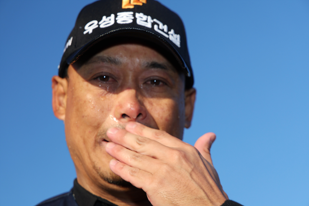 '43세' 감격 첫 승, 롯데 김용희 감독 아들 눈물... 김재호 "우승 생각 전혀 못 해"