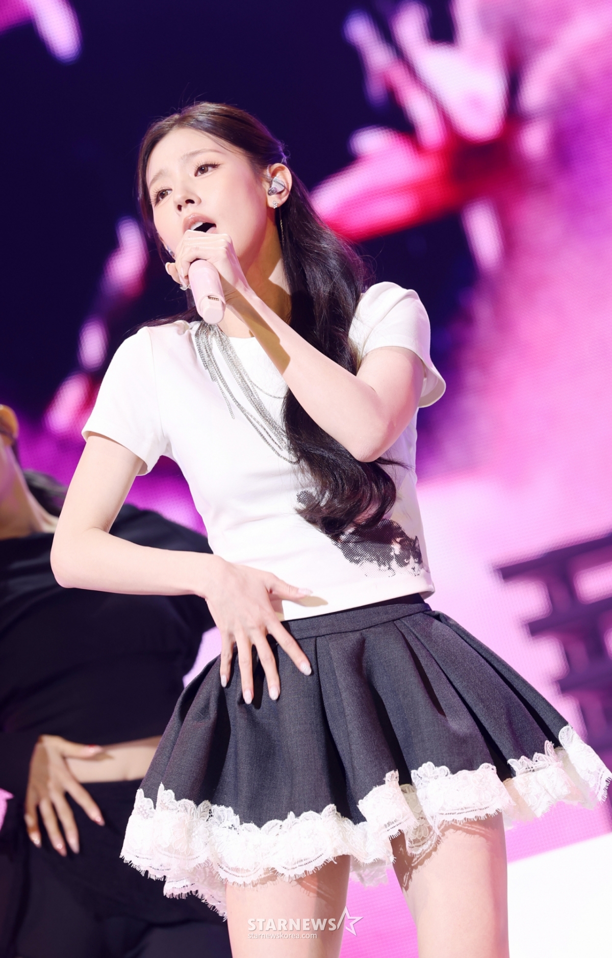 쇼케이스 무대 뒤에서 쩌렁쩌렁..'솔로 컴백' 미연 보컬 자신감 "더 잘하고파"[종합]