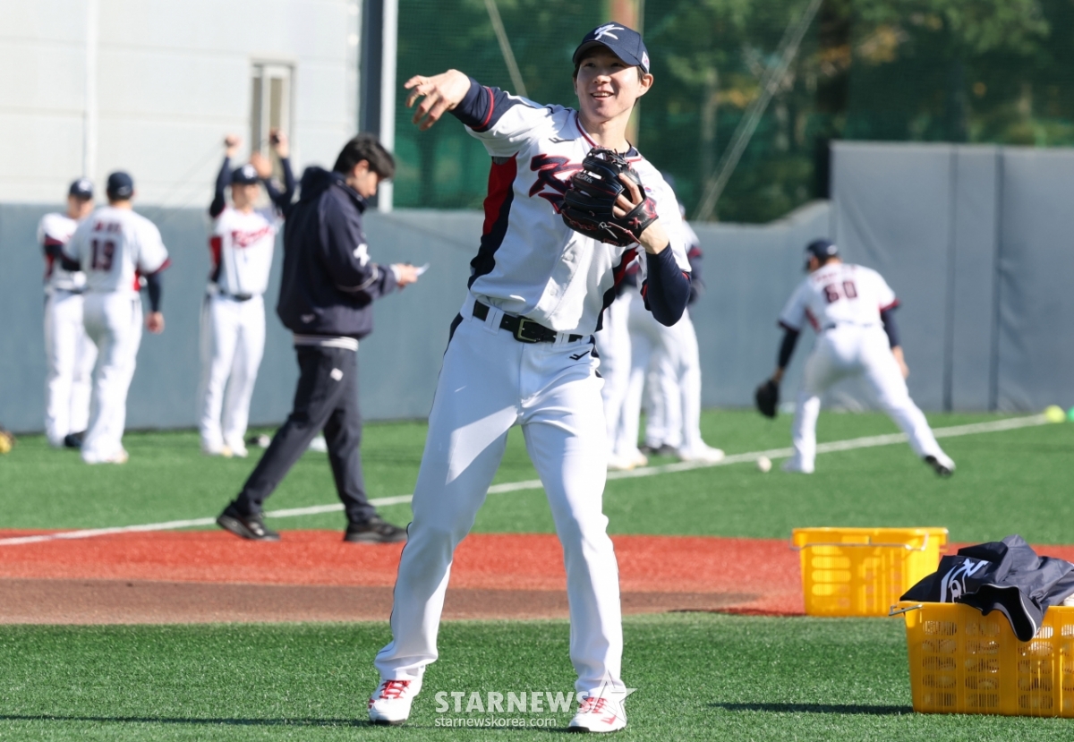 [포토] 박성한 '해맑은 캐치볼'