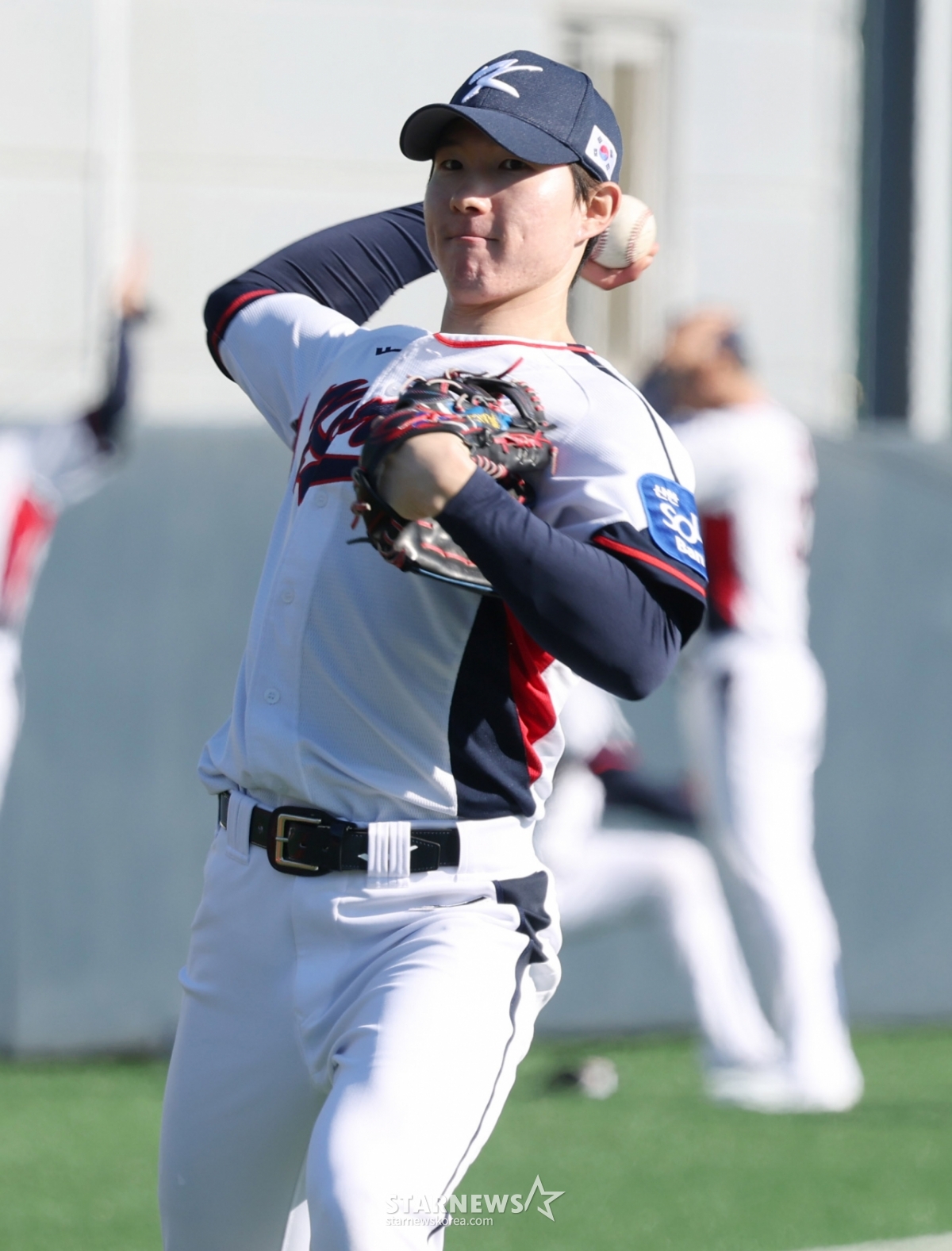 [포토] 박성한 '정교하게 뿌린다'