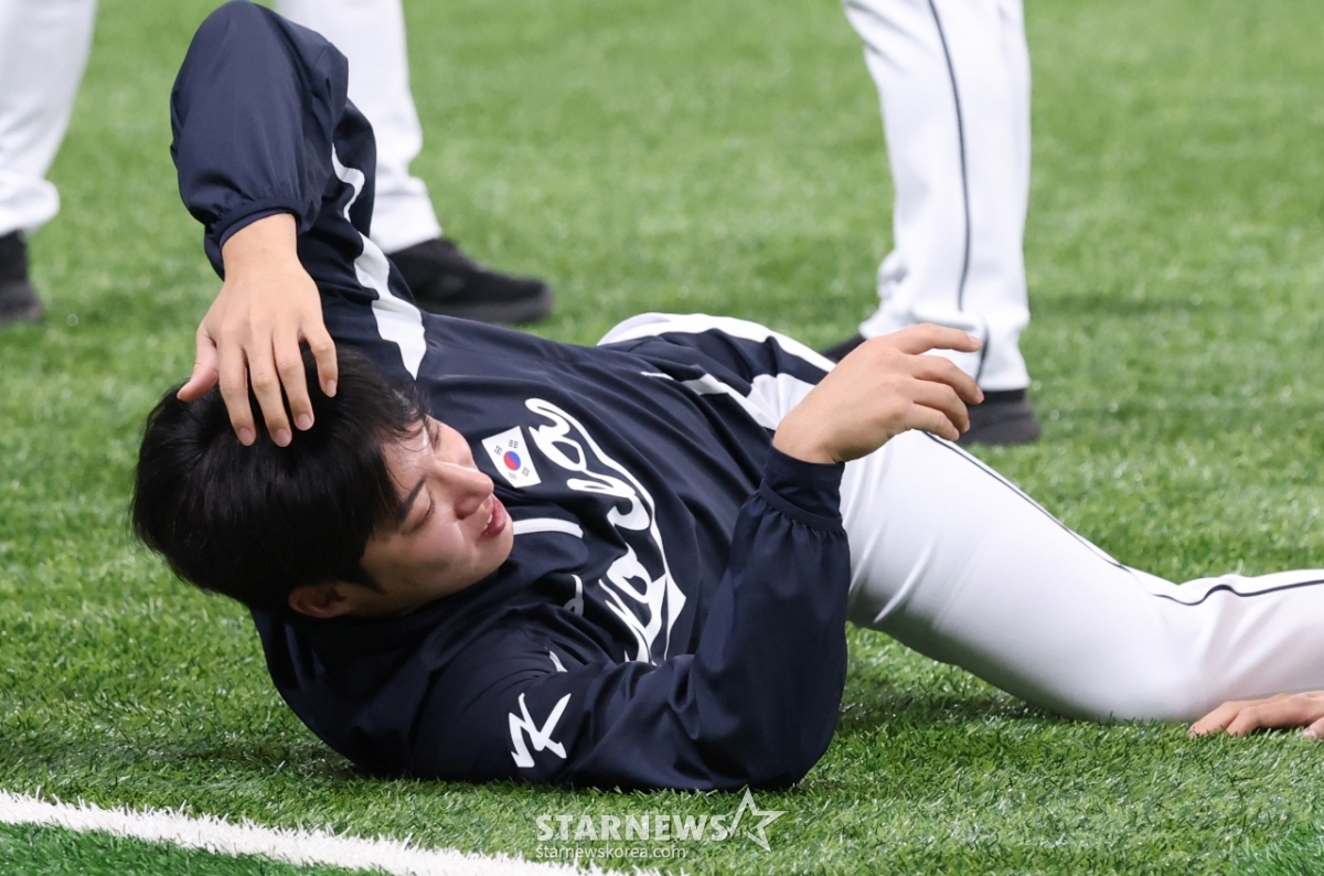 [포토] 원태인 '누워서 스타일링'